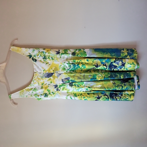 Floral pattern dress with pockets Size 4 - Picture 4 of 6